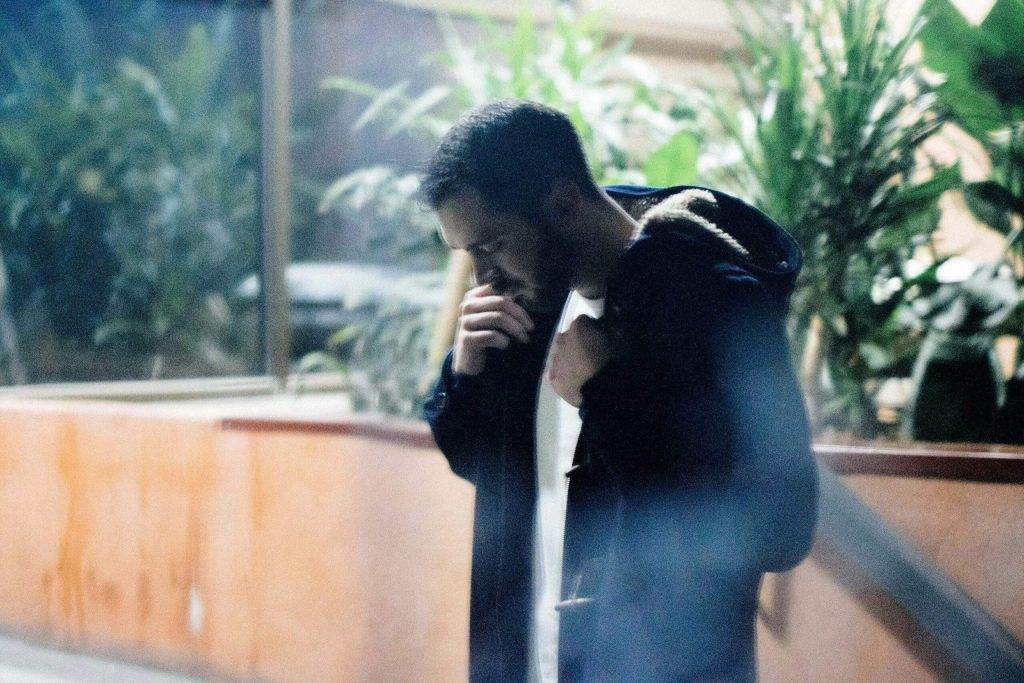10 Subtle Micromovements That Reveal Anxiety’s Early Indicators in Adults